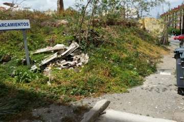 Restos de material con amianto en diversos puntos del municipio (Foto TA)